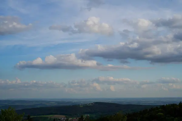 Foto Paesaggistiche Nella Foresta Bavarese Con Affascinanti Nuvole Cielo Blu — Foto Stock