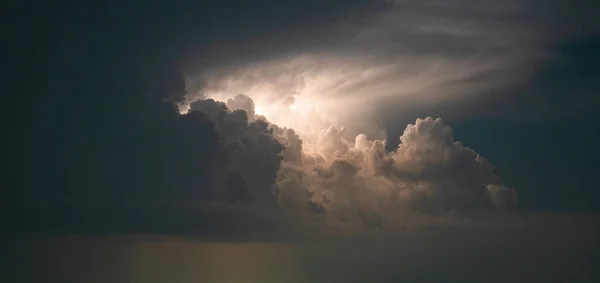 魅力的な雲と青い空を持つバイエルンの森の風景写真 — ストック写真