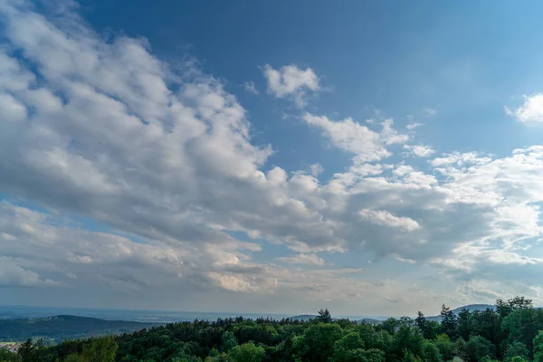 Bavyera Ormanı Ndaki Manzara Fotoğrafları Büyüleyici Bulutlar Mavi Gökyüzü — Stok fotoğraf