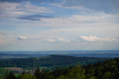 Bavyera Ormanı 'nda kara bulutlar ve parlak yıldırımlarla fırtına