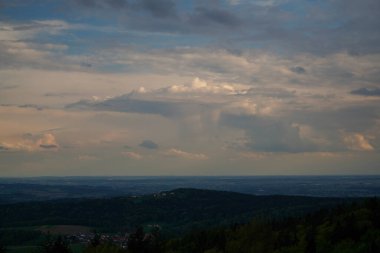 Bavyera Ormanı 'nda kara bulutlar ve parlak yıldırımlarla fırtına
