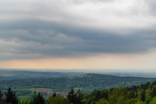 Trovoada Floresta Baviera Com Nuvens Escuras Relâmpagos Folhas Brilhantes — Fotografia de Stock