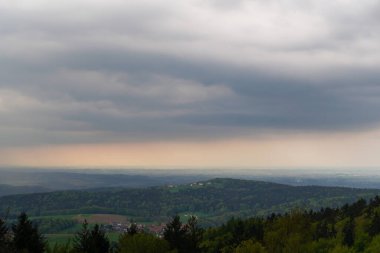 Bavyera Ormanı 'nda parlak yıldırımlı kara bulutlar ve gök gürültüsü