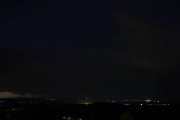 Nuvole Scure Temporali Nella Foresta Bavarese Con Lampo Luminoso — Foto Stock