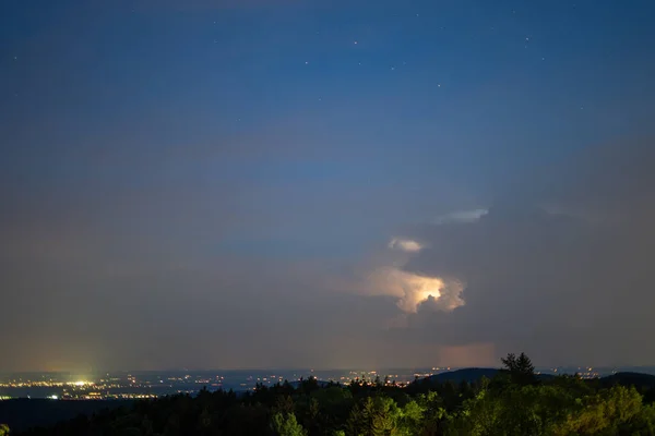 Bavyera Ormanı Nda Parlak Yıldırımlı Kara Bulutlar Gök Gürültüsü — Stok fotoğraf