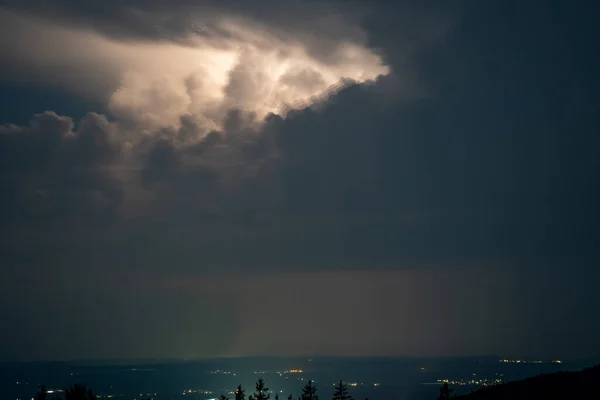 Bavyera Ormanı Nda Parlak Yıldırımlı Kara Bulutlar Gök Gürültüsü — Stok fotoğraf