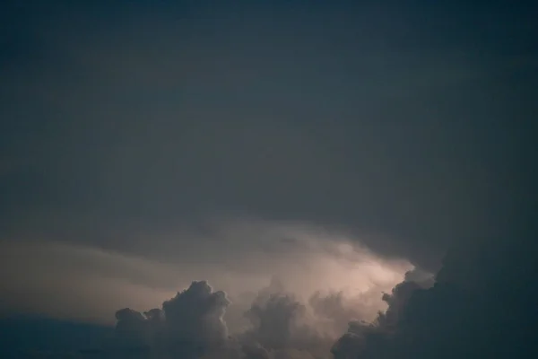 巴伐利亚森林的乌云和雷雨 带有明亮的薄片闪电 — 图库照片
