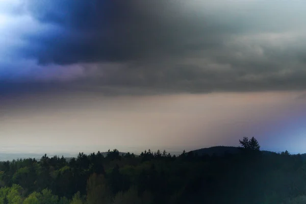 Μαύρα Σύννεφα Και Καταιγίδα Στο Βαυαρικό Δάσος Φωτεινό Φύλλο Αστραπή — Φωτογραφία Αρχείου