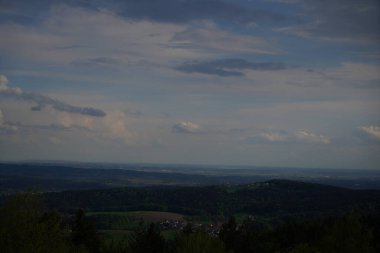 Bavyera Ormanı 'nda parlak yıldırımlı kara bulutlar ve gök gürültüsü