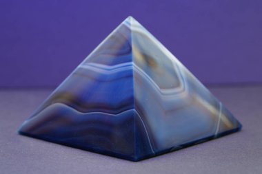 Mavi menekşe kuvars içerikli agat piramidi ya da bir disk olarak çalıştı                  