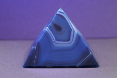 Mavi menekşe kuvars içerikli agat piramidi ya da bir disk olarak çalıştı                  