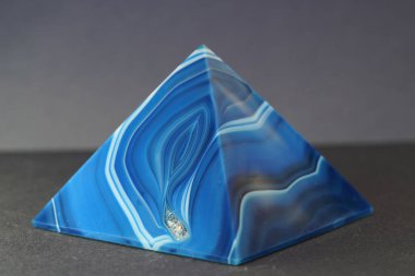 Mavi menekşe kuvars içerikli agat piramidi ya da bir disk olarak çalıştı                  