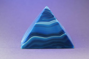 Mavi menekşe kuvars içerikli agat piramidi ya da bir disk olarak çalıştı                  