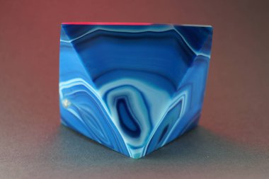 Mavi menekşe kuvars içerikli agat piramidi ya da bir disk olarak çalıştı                  