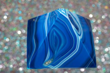 Mavi menekşe kuvars içerikli agat piramidi ya da bir disk olarak çalıştı                  