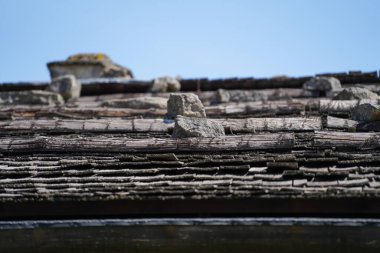 Bavyera 'daki çiftlik evinde çatıdan ahşap pencere ve kapılara kadar birçok ayrıntı var.