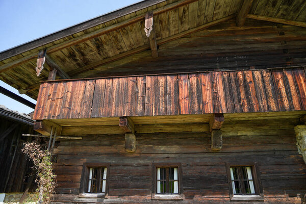 фермерский дом в Баварии со многими деталями от крыши до деревянных окон и дверей