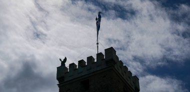   Bavyera 'da bir yaz gününde mavi beyaz gökyüzünde bayrak dalgalanıyor.                             