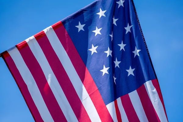 Vlag Vliegt Tegen Een Blauwe Witte Lucht Een Zomerse Dag — Stockfoto