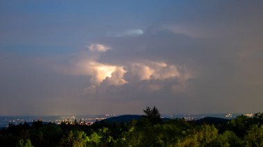Bavyera Ormanı 'nda kara bulutlar ve parlak yıldırımlarla fırtına