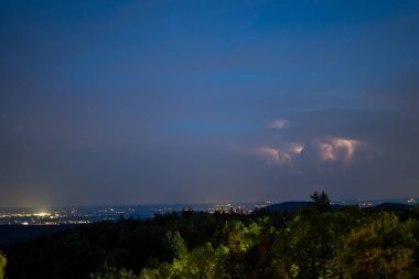 Bavyera Ormanı 'nda kara bulutlar ve parlak yıldırımlarla fırtına