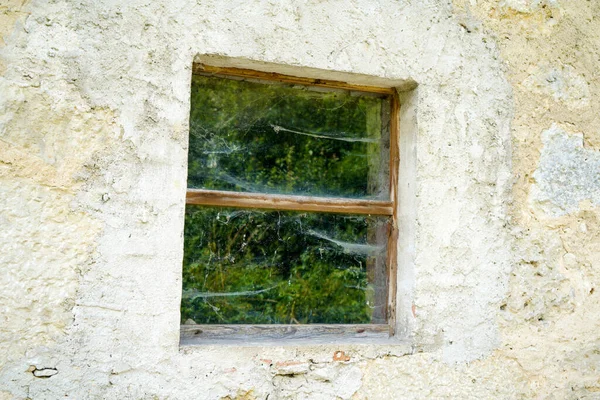 Gebroken Ruit Een Onbewoond Gebouw Beieren Gefotografeerd Met Telelens Maart — Stockfoto