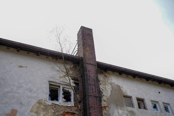 Zerbrochene Fensterscheibe Einem Unbewohnten Gebäude Bayern Aufgenommen Mit Dem Teleobjektiv — Stockfoto