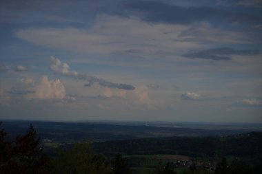Bavyera Ormanı 'nda kara bulutlar ve parlak yıldırımlarla fırtına
