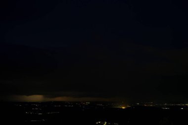 Bavyera Ormanı 'nda kara bulutlar ve parlak yıldırımlarla fırtına