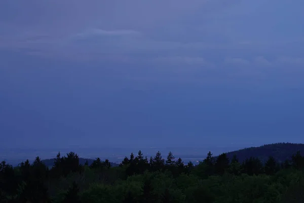 Καταιγίδα Στο Βαυαρικό Δάσος Μαύρα Σύννεφα Και Φωτεινό Φύλλο Αστραπή — Φωτογραφία Αρχείου