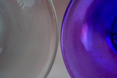 Stüdyoda çekilen kristal benzeri malzemelerden yapılmış renkli bir cam.                        