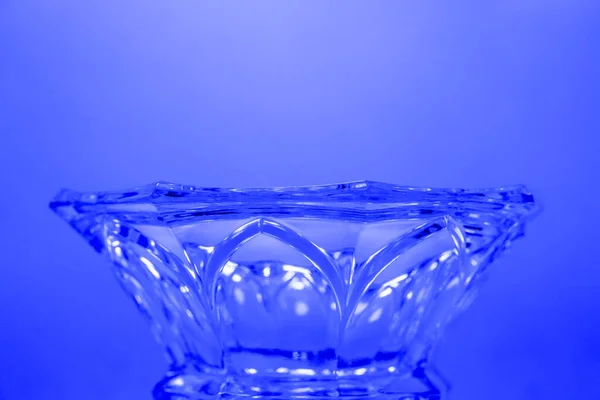 Vidro Feito Materiais Semelhantes Cristal Fotografado Estúdio Com Fundo Colorido — Fotografia de Stock