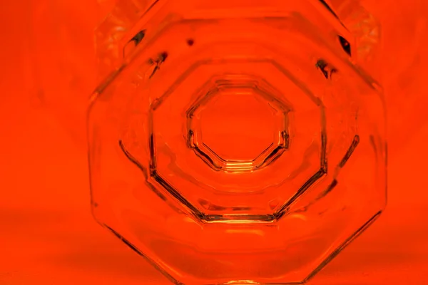 Glas Kristall Liknande Material Fotograferade Studion Med Färgglada Bakgrund — Stockfoto