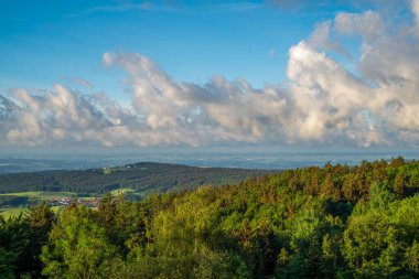 Bavyera Ormanı 'ndaki manzara resimleri bulutlar ve mavi gökyüzü büyüleyici. 