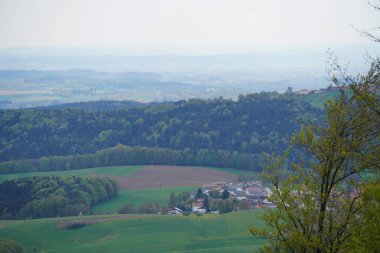 Bavyera Ormanı 'ndaki manzara resimleri bulutlar ve mavi gökyüzü büyüleyici. 