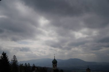 Bavyera Ormanı 'ndaki manzara fotoğrafları büyüleyici bulutlar ve mavi gökyüzü.