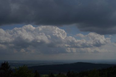 Bavyera Ormanı 'ndaki manzara fotoğrafları büyüleyici bulutlar ve mavi gökyüzü.