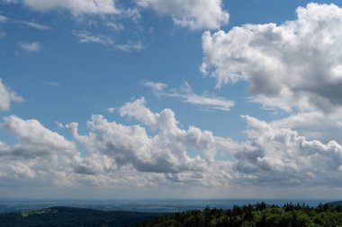 Bavyera Ormanı 'ndaki manzara fotoğrafları büyüleyici bulutlar ve mavi gökyüzü.