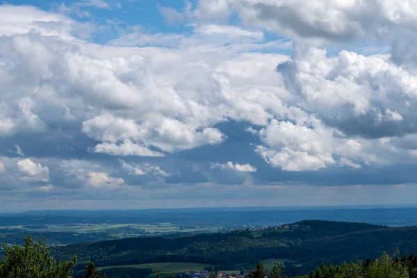Τοπίο Φωτογραφίες Σύννεφα Και Μπλε Ουρανό Στο Βαυαρικό Δάσος Συναρπαστικό — Φωτογραφία Αρχείου