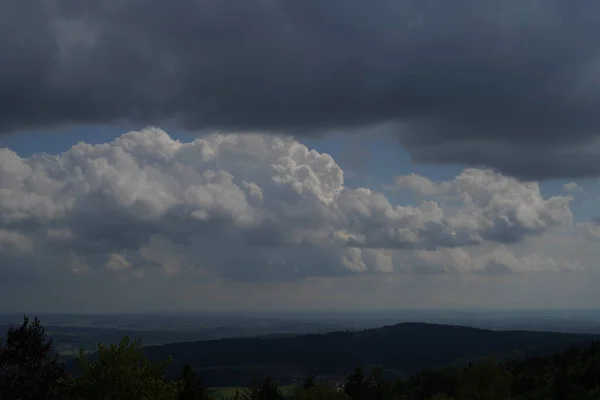 Φωτογραφίες Τοπίων Στο Βαυαρικό Δάσος Συναρπαστικά Σύννεφα Και Γαλάζιο Ουρανό — Φωτογραφία Αρχείου