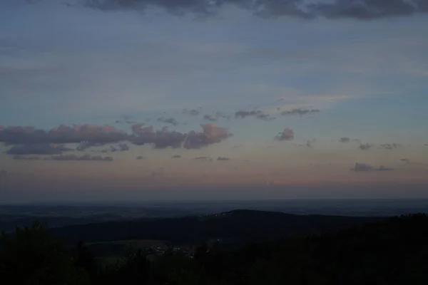 Φωτογραφίες Τοπίων Στο Βαυαρικό Δάσος Συναρπαστικά Σύννεφα Και Γαλάζιο Ουρανό — Φωτογραφία Αρχείου