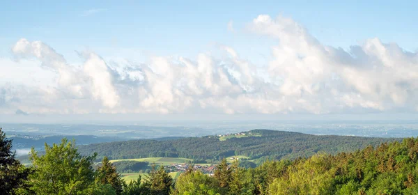 Bavyera Ormanı 'ndaki manzara fotoğrafları büyüleyici bulutlar ve mavi gökyüzü.