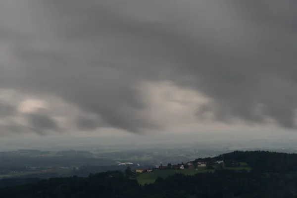 Foto Paesaggistiche Nella Foresta Bavarese Con Affascinanti Nuvole Cielo Blu — Foto Stock