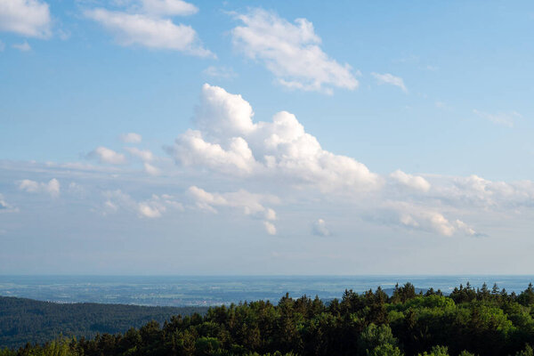 Пейзажные фотографии в Баварском лесу с захватывающими облаками и голубым небом