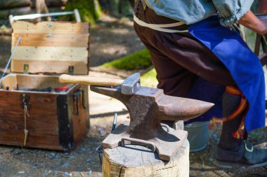 Demirci kızgın demirle çalışıyor.                             