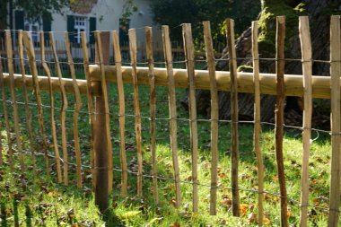 Gün ışığında el yapımı çitler açık havada çekilmiş.