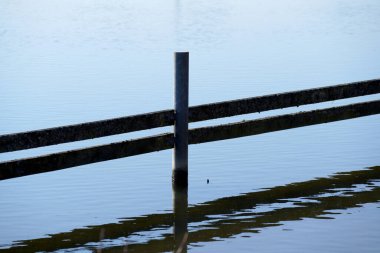 Gün ışığında el yapımı çitler açık havada çekilmiş.