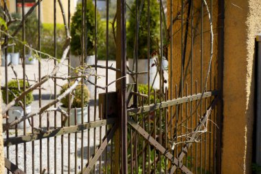 Gün ışığında el yapımı çitler açık havada çekilmiş.