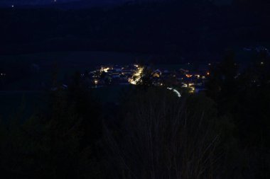 İsrail eyaletinin başkentinin gece manzarası.