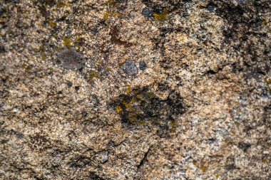 Arkaplan olarak kullanılabilecek çatlakları ve çizikleri olan eski taş dokusu